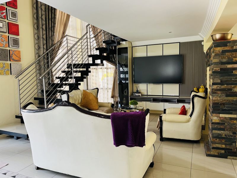 Style, Class and Comfort Living at your doorstep! - Photo 4