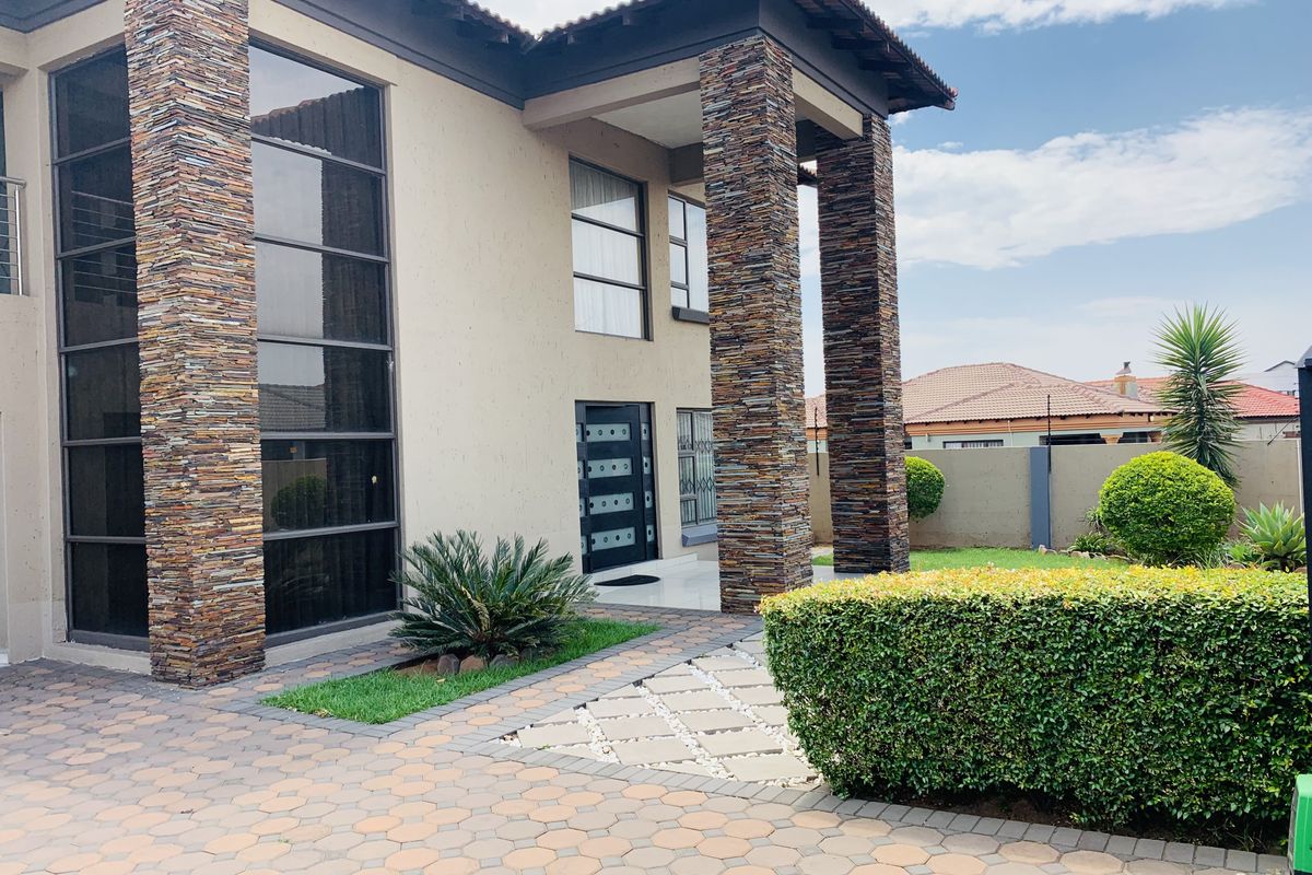 Style, Class and Comfort Living at your doorstep! - Photo 3