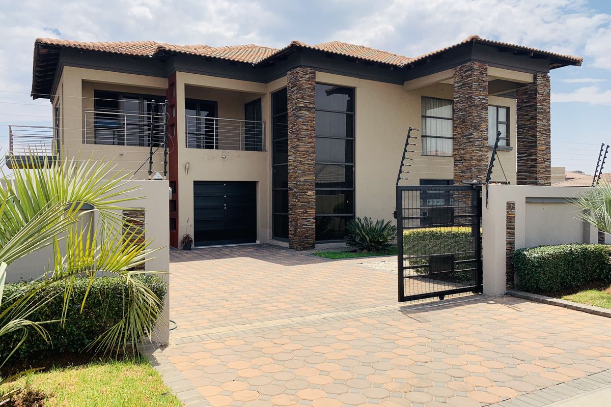 Style, Class and Comfort Living at your doorstep! - Photo 2