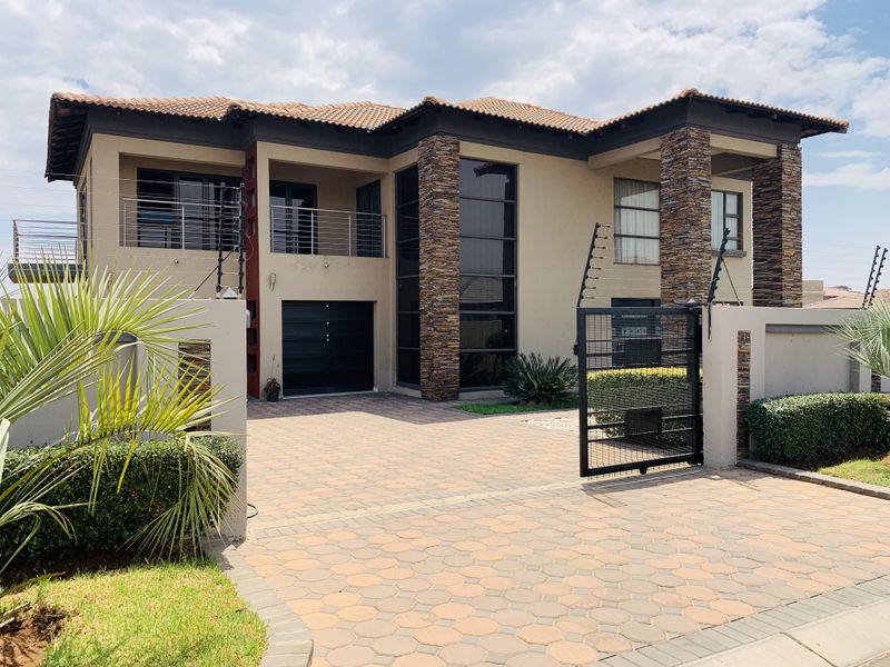 Style, Class and Comfort Living at your doorstep! - Photo 2