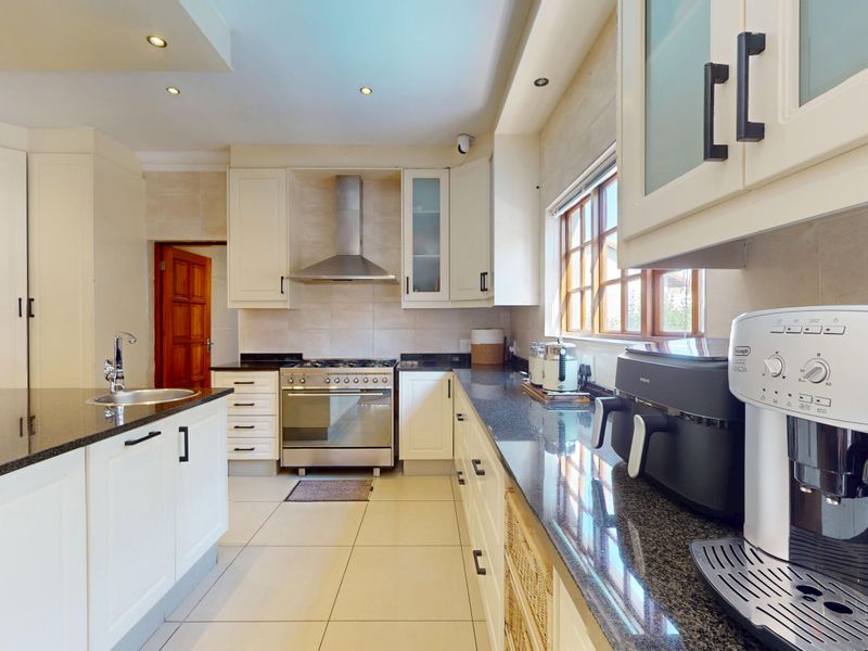 Exquisite Family Home in Prime Location! - Photo 5