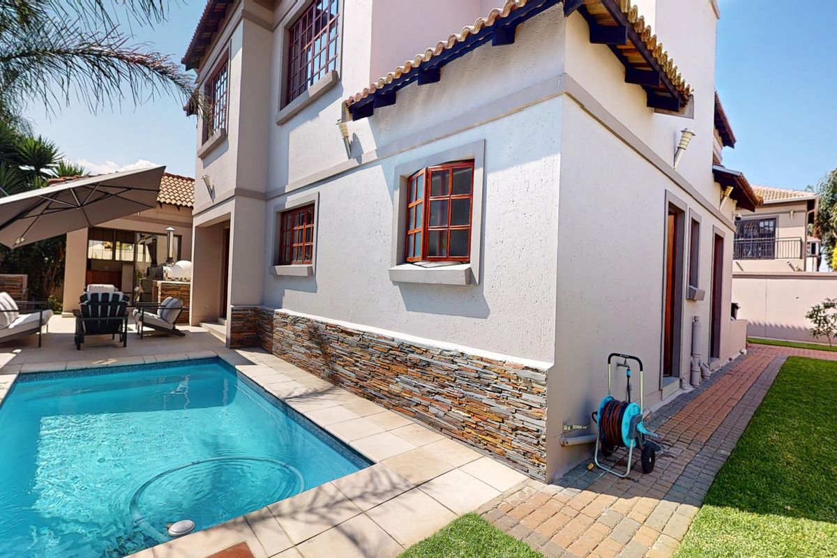 Exquisite Family Home in Prime Location! - Photo 3