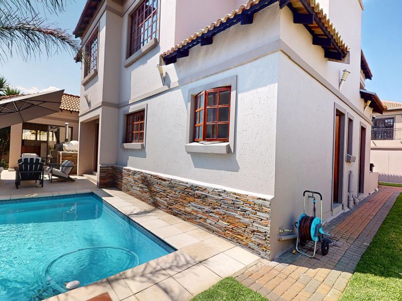 Exquisite Family Home in Prime Location! - Photo 3