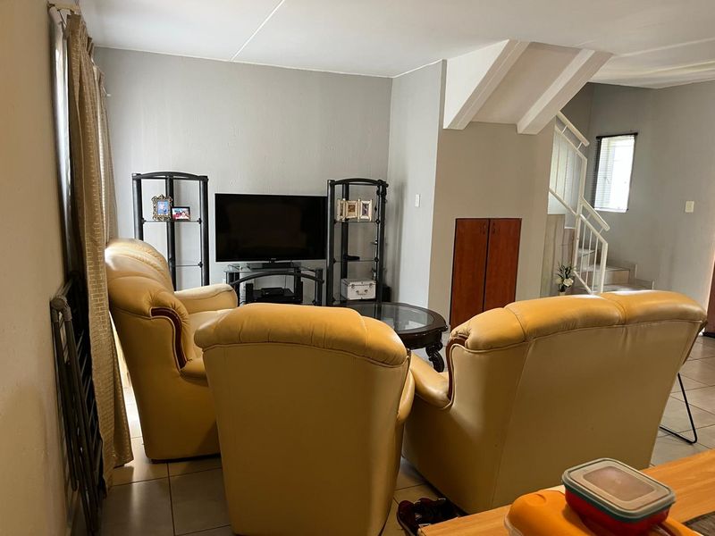 Modern Duplex Living: Comfort, Convenience, and Community - Photo 4