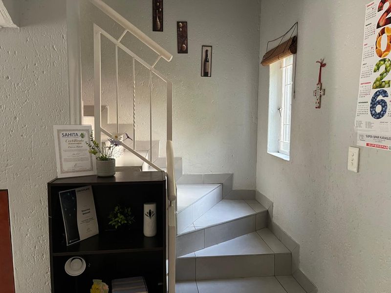 Your New Home Awaits: Stylish 2-Bedroom Duplex - Photo 5
