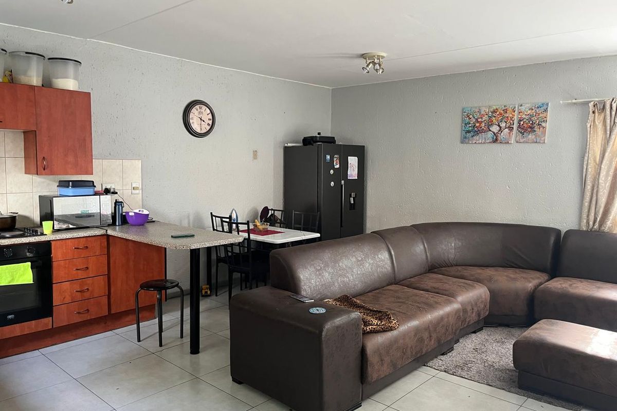 Your New Home Awaits: Stylish 2-Bedroom Duplex - Photo 2