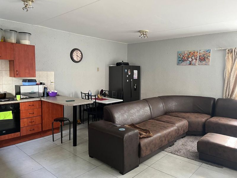 Your New Home Awaits: Stylish 2-Bedroom Duplex - Photo 2