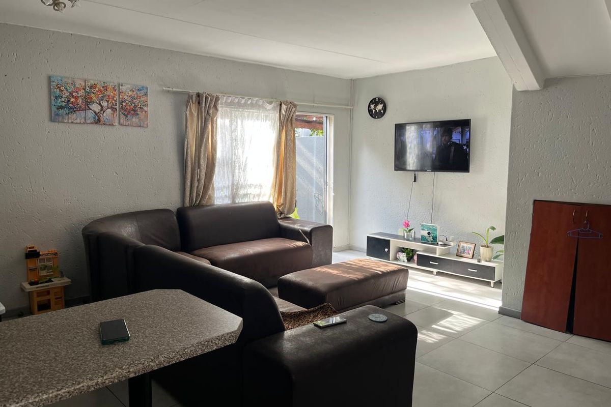 Your New Home Awaits: Stylish 2-Bedroom Duplex - Photo 3