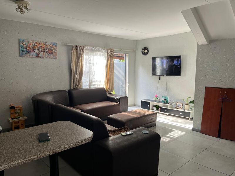 Your New Home Awaits: Stylish 2-Bedroom Duplex - Photo 3