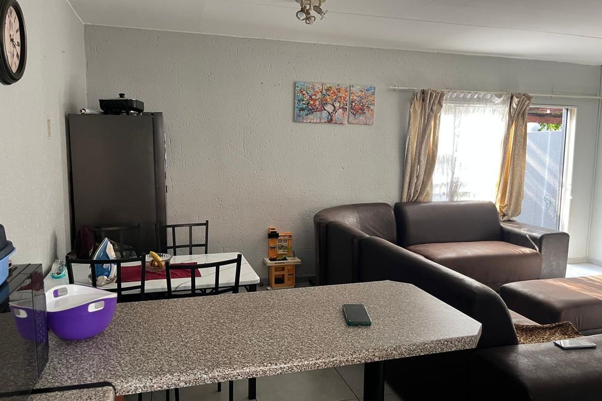 Your New Home Awaits: Stylish 2-Bedroom Duplex - Photo 4