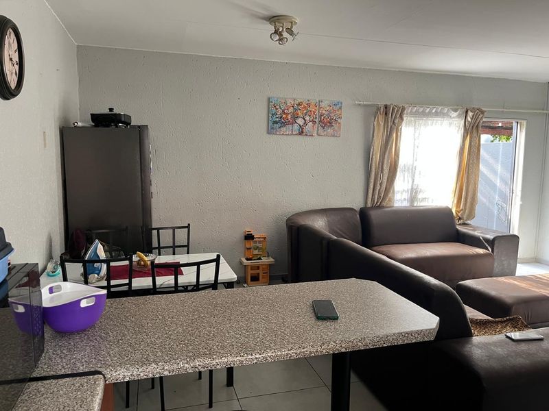 Your New Home Awaits: Stylish 2-Bedroom Duplex - Photo 4