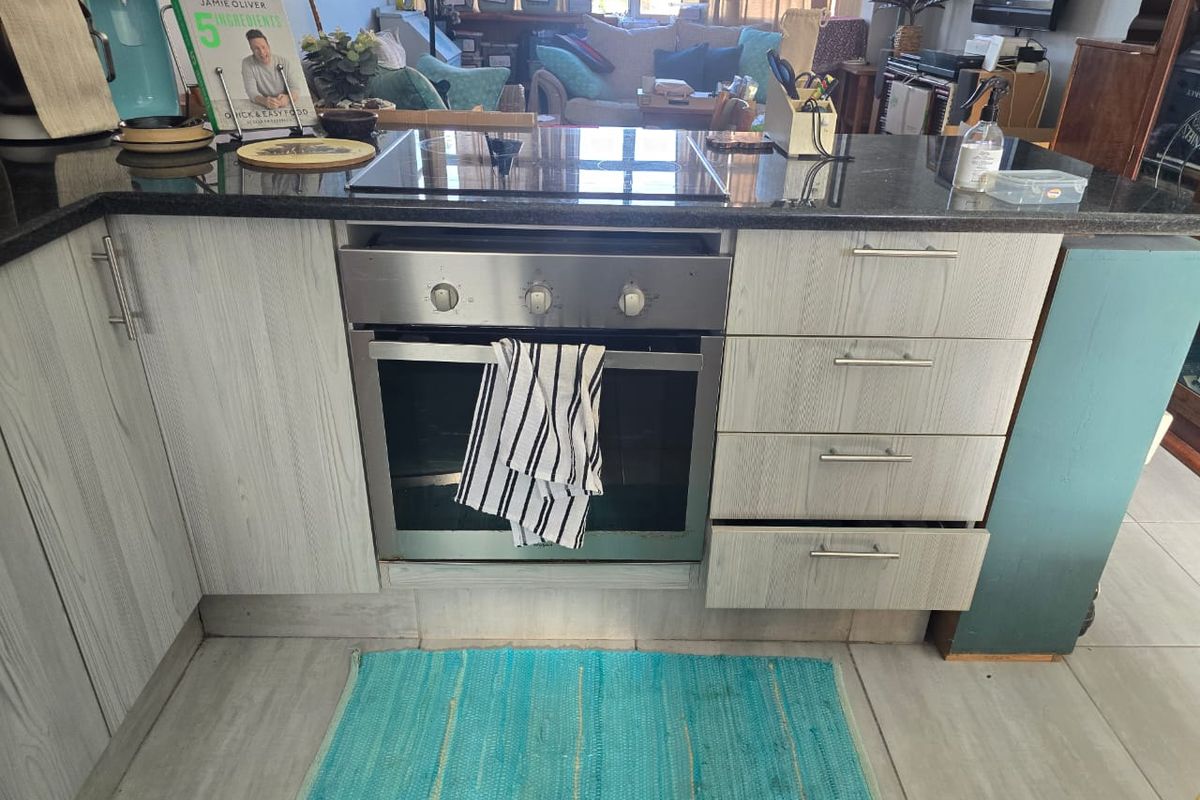 Investment Ready! Modern 1-Bed Flat with 2 Parking Bays - Photo 5