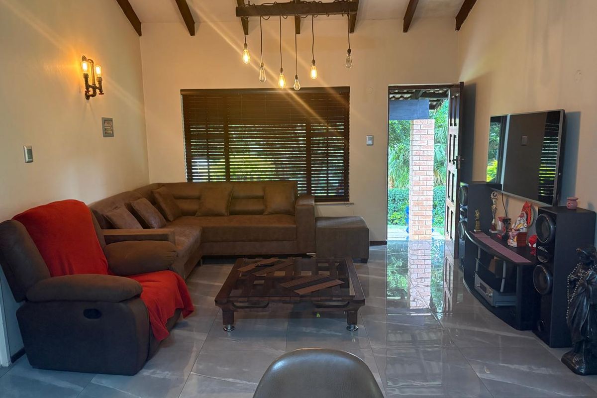 Charming Three Bedroom Townhouse in Popular Complex - Photo 5