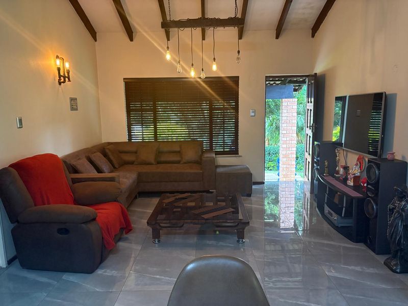 Charming Three Bedroom Townhouse in Popular Complex - Photo 5