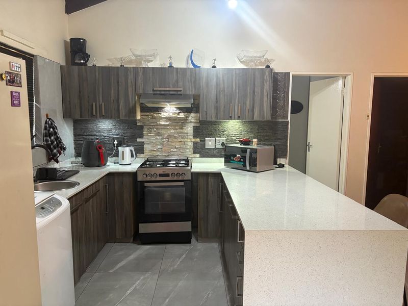 Charming Three Bedroom Townhouse in Popular Complex - Photo 7