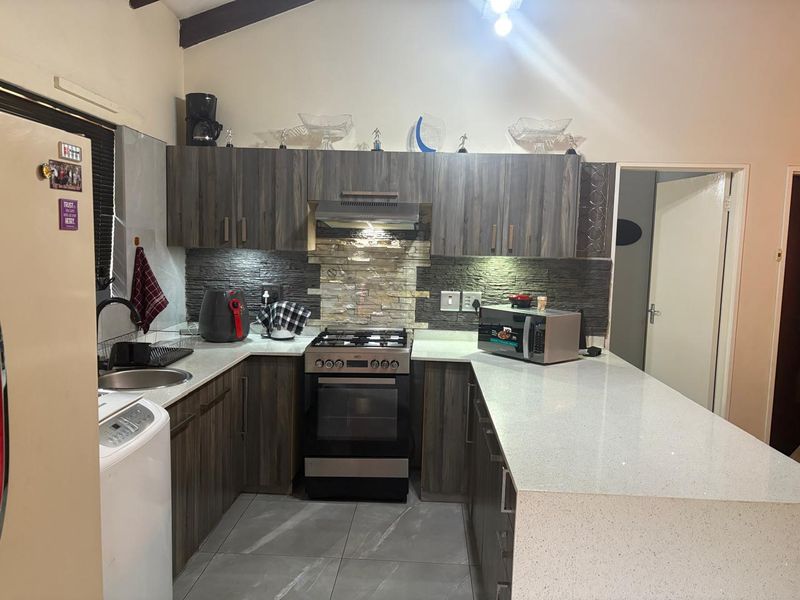 Charming Three Bedroom Townhouse in Popular Complex - Photo 6