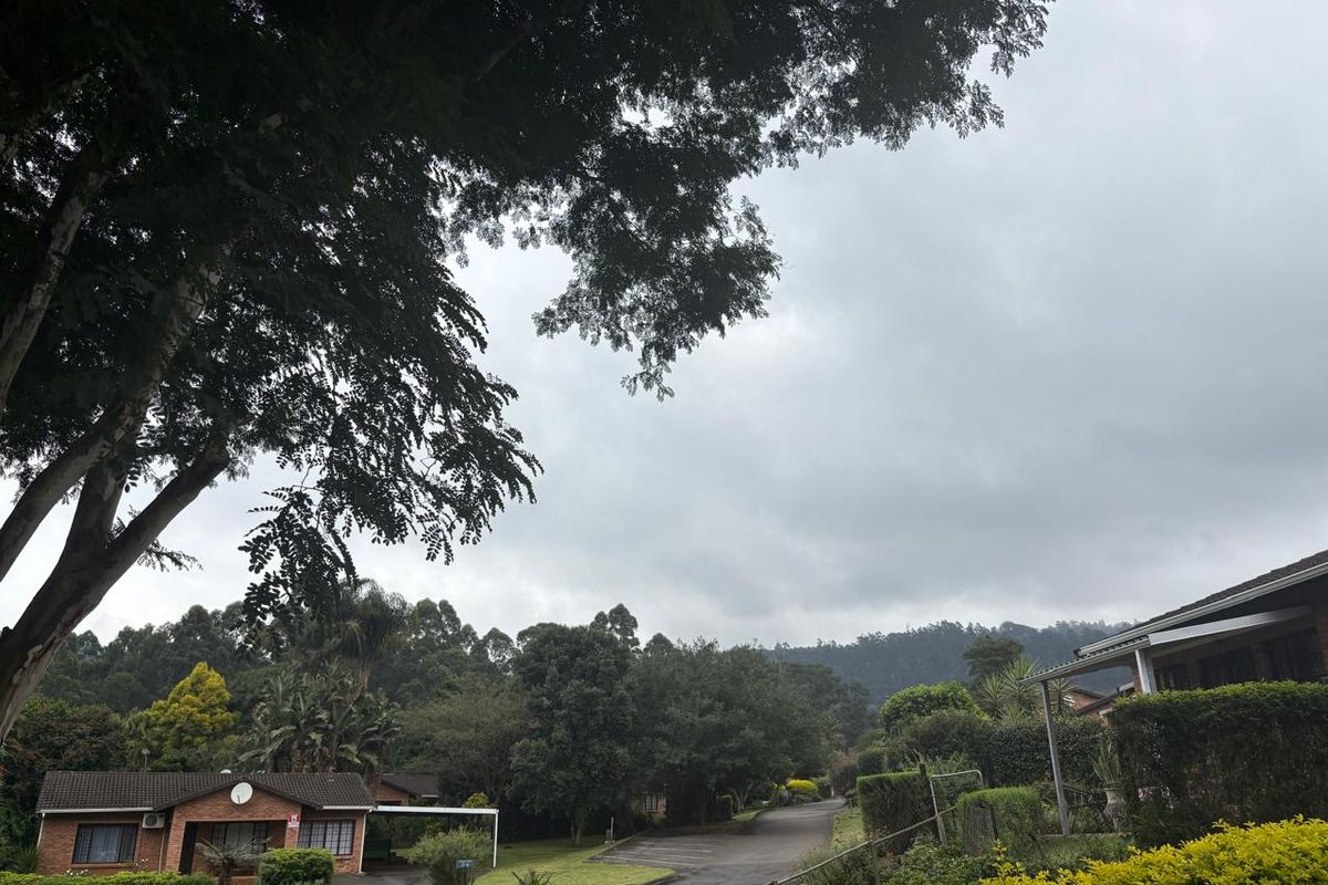 Charming Three Bedroom Townhouse in Popular Complex - Photo 3