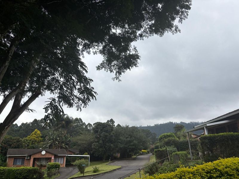 Charming Three Bedroom Townhouse in Popular Complex - Photo 3