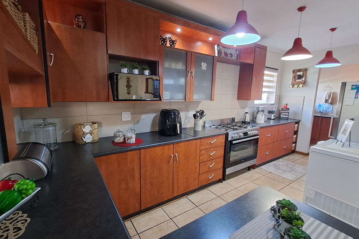 Modern Starter Home – Perfect Blend of Style & Comfort - Photo 3