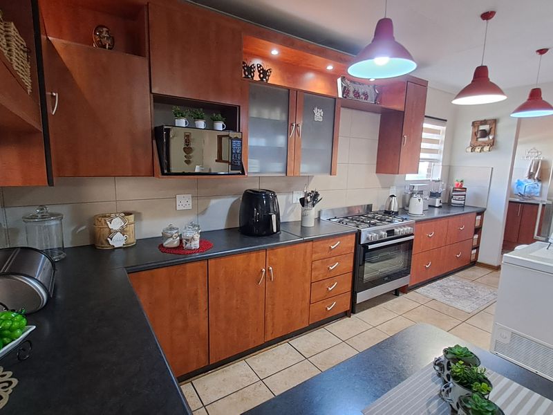 Modern Starter Home – Perfect Blend of Style & Comfort - Photo 3