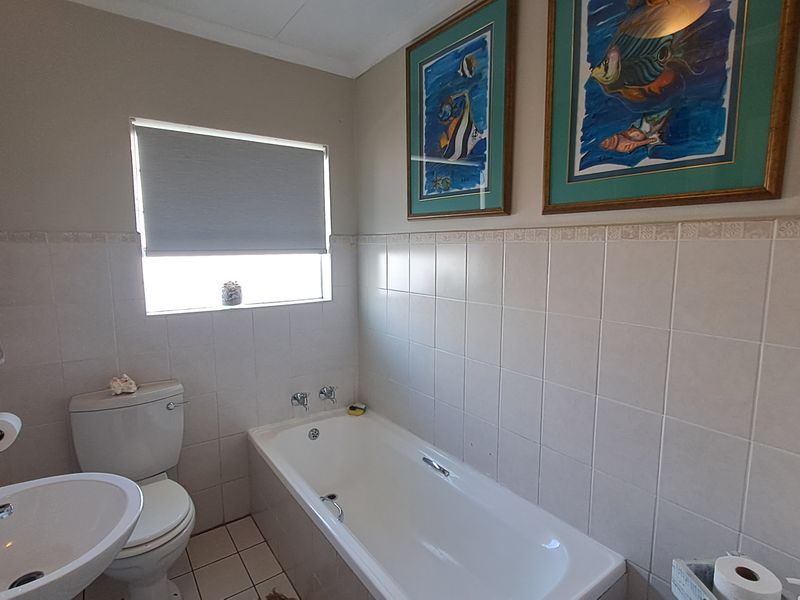 Modern Starter Home – Perfect Blend of Style & Comfort - Photo 8