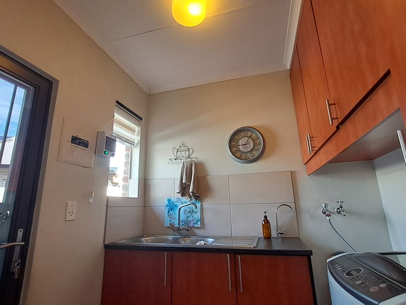 Modern Starter Home – Perfect Blend of Style & Comfort - Photo 4