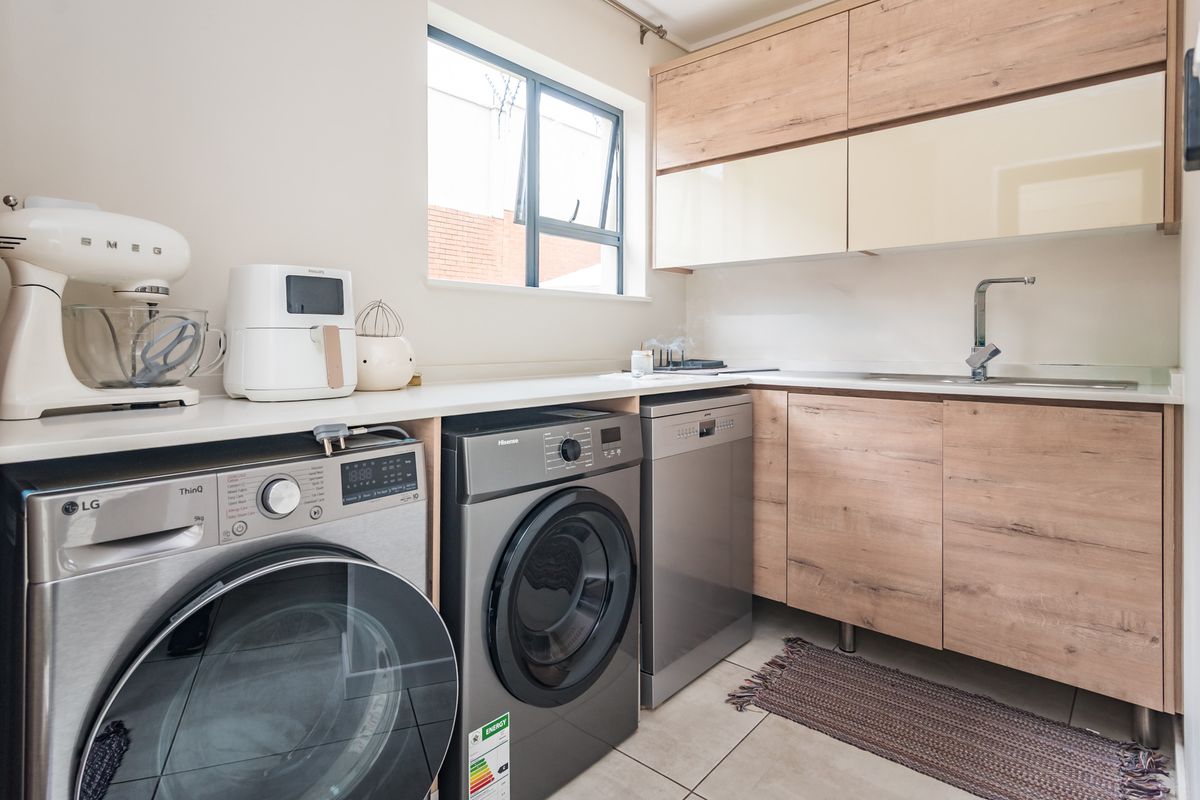 Stunning Large Family Unit In A Secure Estate - Photo 5