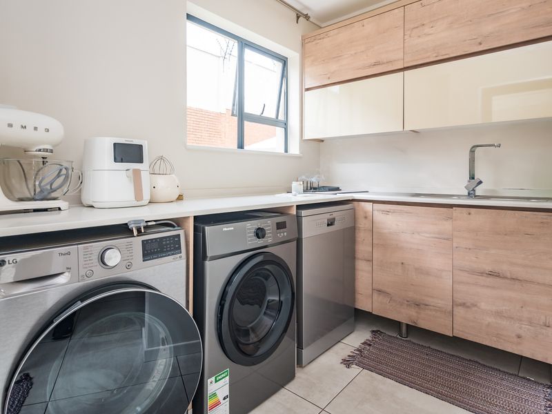 Stunning Large Family Unit In A Secure Estate - Photo 5