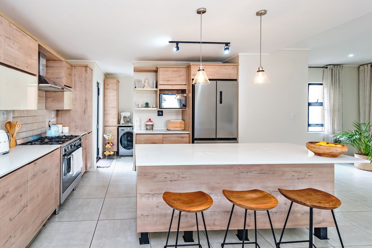 Stunning Large Family Unit In A Secure Estate - Photo 2