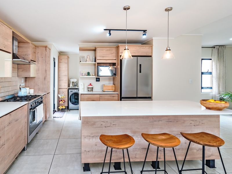 Stunning Large Family Unit In A Secure Estate - Photo 2