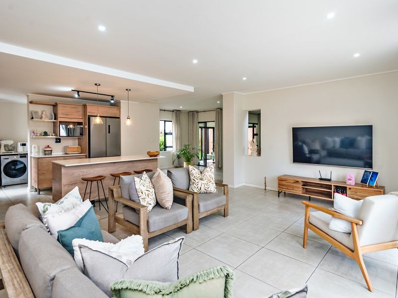 Stunning Large Family Unit In A Secure Estate - Photo 10