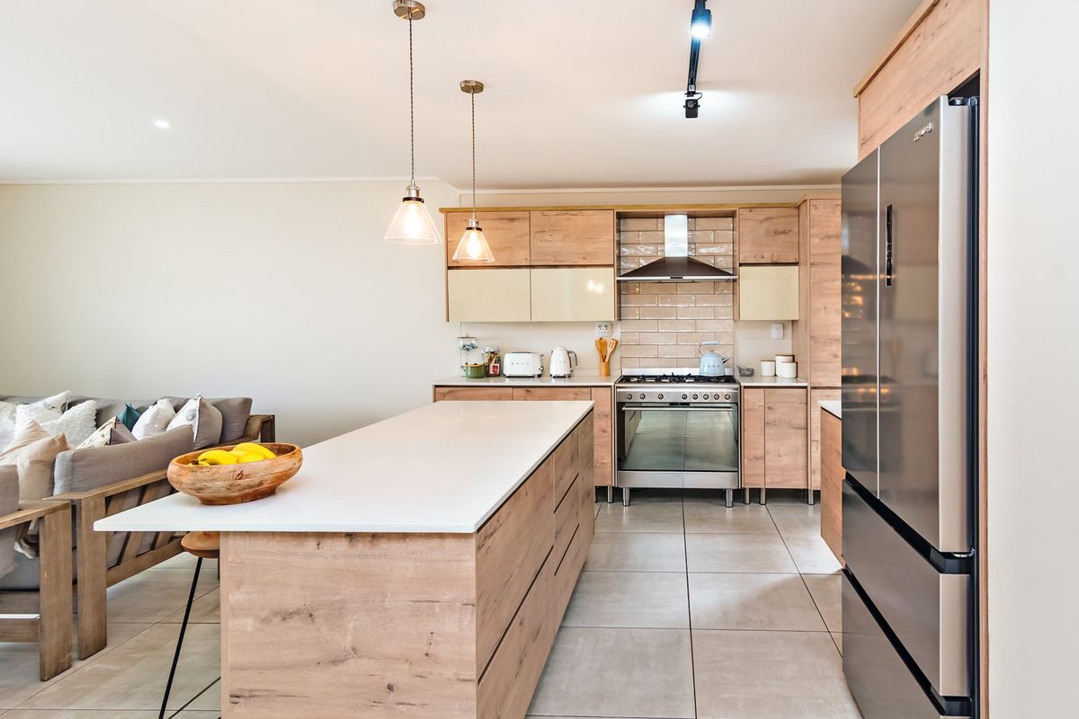 Stunning Large Family Unit In A Secure Estate - Photo 3