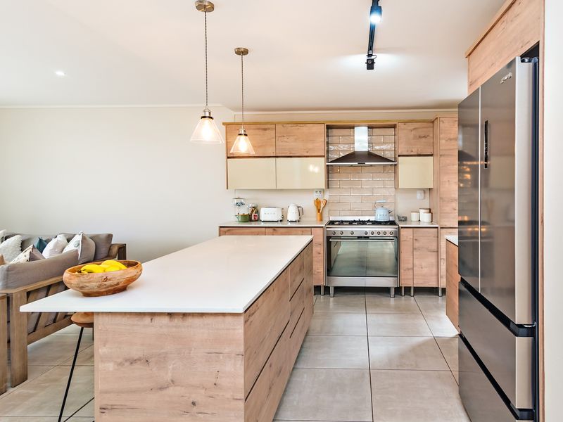 Stunning Large Family Unit In A Secure Estate - Photo 3