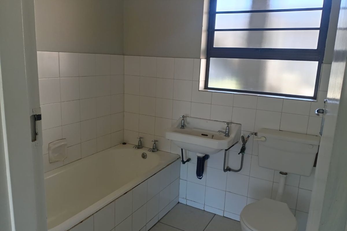 Spacious Flat in sought after suburb of Quigney - Photo 5