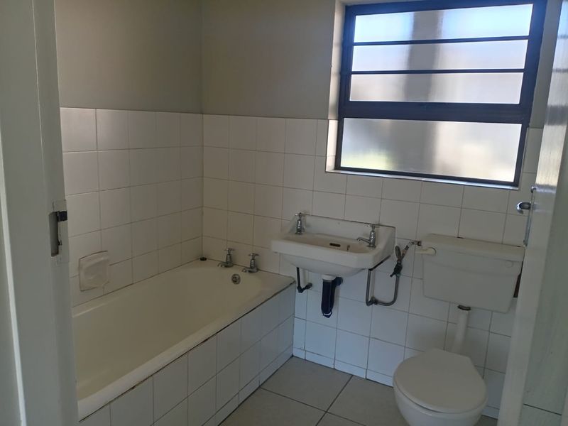 Spacious Flat in sought after suburb of Quigney - Photo 5