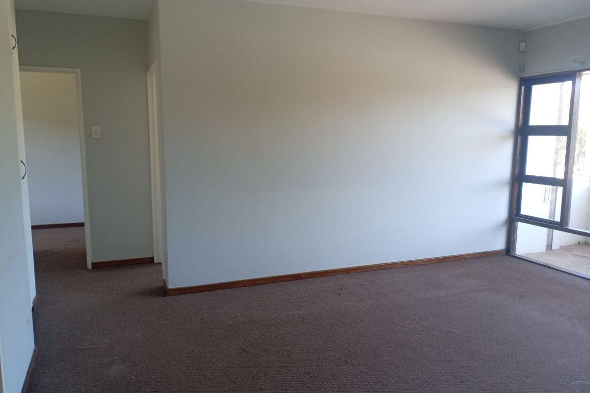 Spacious Flat in sought after suburb of Quigney - Photo 2