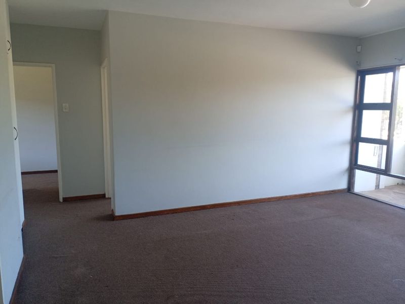Spacious Flat in sought after suburb of Quigney - Photo 2