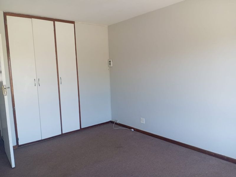 Spacious Flat in sought after suburb of Quigney - Photo 7