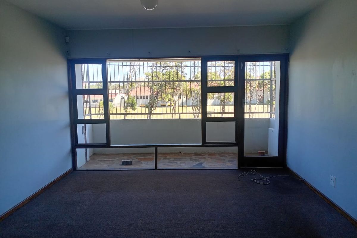 Spacious Flat in sought after suburb of Quigney - Photo 3