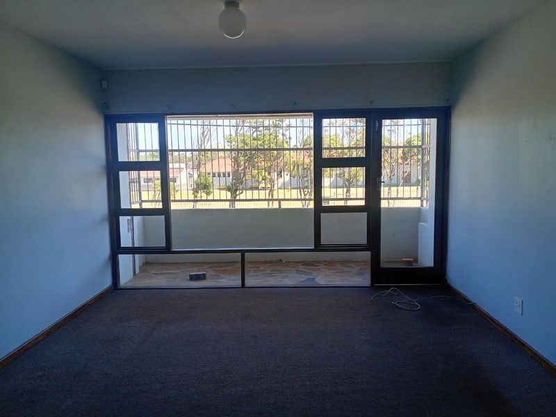 Spacious Flat in sought after suburb of Quigney - Photo 3