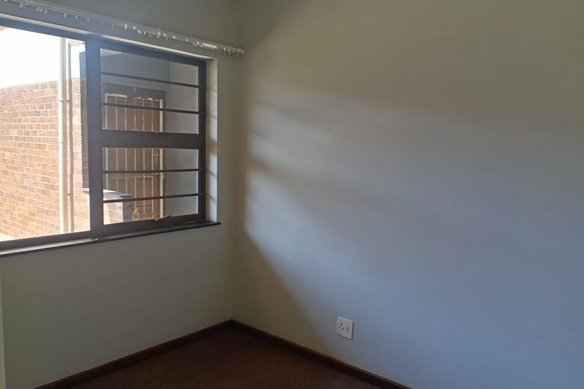 Spacious Flat in sought after suburb of Quigney - Photo 4