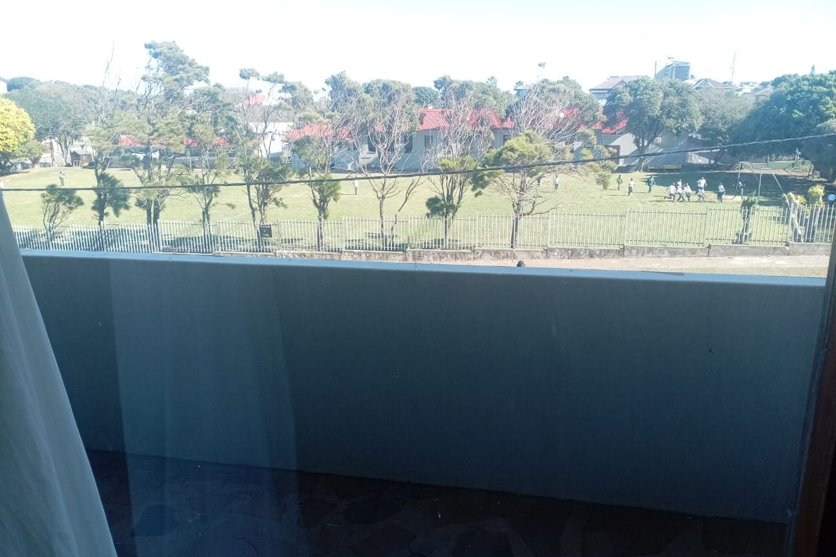 Spacious 2 bedroom Flat in sought after apartment building- Quigney - Photo 2