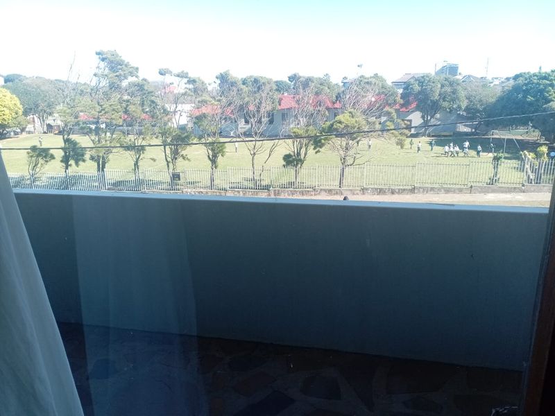 Spacious 2 bedroom Flat in sought after apartment building- Quigney - Photo 2
