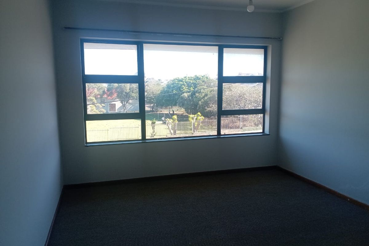 Spacious 2 bedroom Flat in sought after apartment building- Quigney - Photo 5