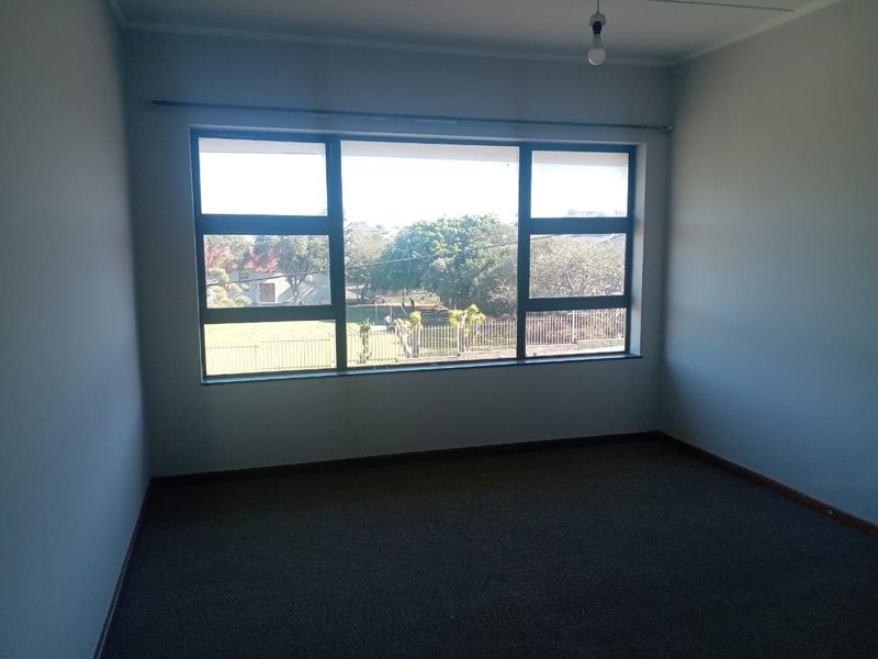 Spacious 2 bedroom Flat in sought after apartment building- Quigney - Photo 5