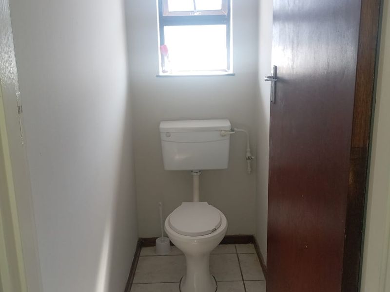 Spacious 2 bedroom Flat in sought after apartment building- Quigney - Photo 10