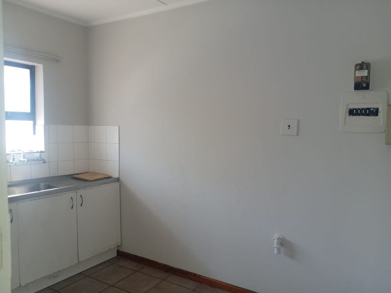 Spacious 2 bedroom Flat in sought after apartment building- Quigney - Photo 9