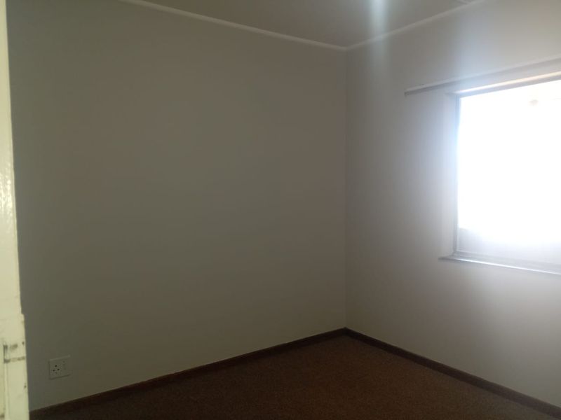 Spacious 2 bedroom Flat in sought after apartment building- Quigney - Photo 8