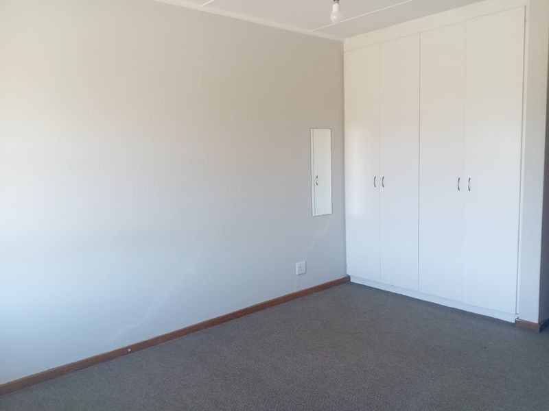 Spacious 2 bedroom Flat in sought after apartment building- Quigney - Photo 6