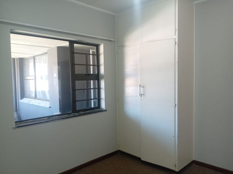 Spacious 2 bedroom Flat in sought after apartment building- Quigney - Photo 7
